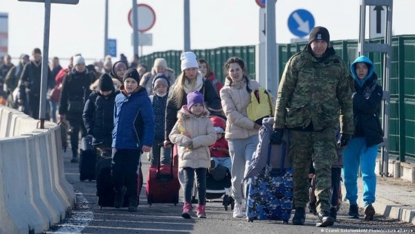 Refugiados ucranianos entram na Polónia a 07 de março. São mais de 3,7 milhões, segundo a ONU