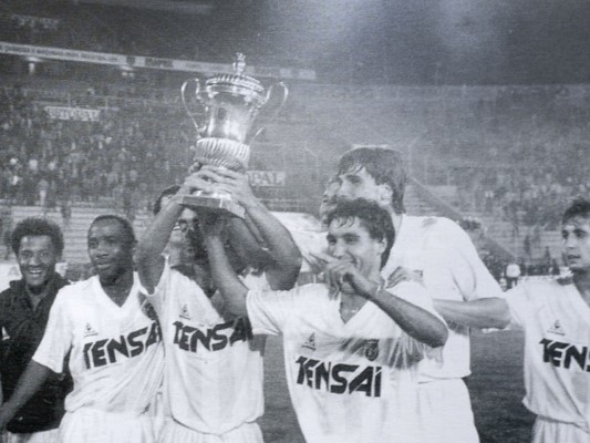 Carvalho segura a Supertaça de 1988 com as duas mãos, rodeado pelos colegas de equipa