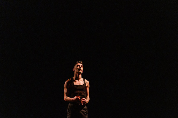 Bruno Senune em "O gesto do falcão" © Mafalda Mendes