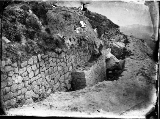 Vala de escavação da muralha de Sabroso. Fotografia de Martins Sarmento, 1877-78