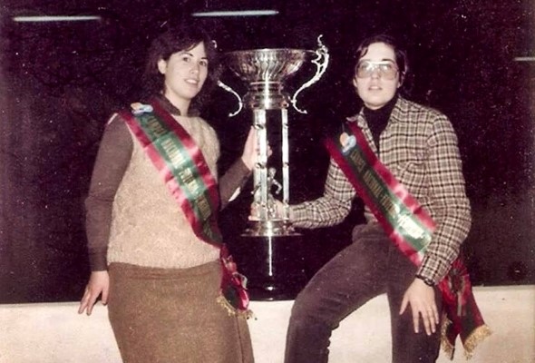 Rosa Leite (à esquerda) e Fátima Teixeira (à direita), campeãs nacionais de futebol pelo CCD Coelima, em 1979
