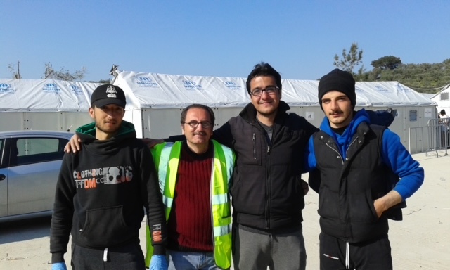 Esmaeil (na ponta direita) no campo de refugiados na Grécia