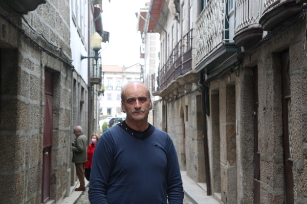 Joaquim Nogueira explora uma barbearia na rua há 22 anos