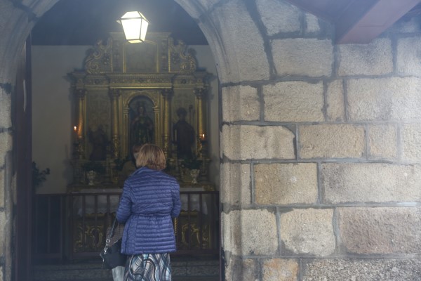 Crente entra na capela de Santa Luzia © Carolina Pereira/JdG