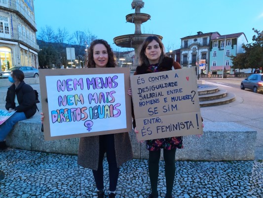 Juliana Serra e Isabel Lisboa manifestam-se por "direitos iguais" no Dia Internacional da Mulher
