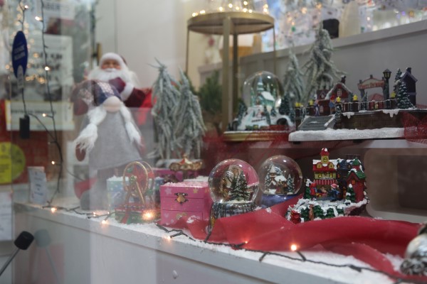 Artigos de Natal à venda numa das duas lojas abertas no Santo António © Carolina Pereira/JdG