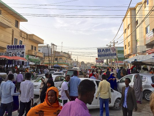 Uma rua de Hargeisa, capital da autodenominada República da Somalilândia, onde esteve Guilherme Canever