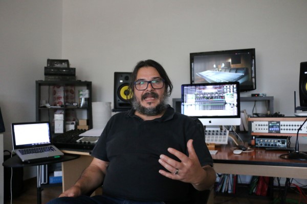 Alberto Fernandes na sala de produção do CLAV
