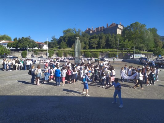 Agrupamento de Escolas Santos Simões reunido no Largo Condessa Mumadona