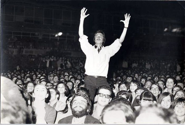 Tito Amorim, então companheiro de Manuela Juncal, nas Manifestações culturais de apoio ao luto académico de 1969 © Manuela Juncal