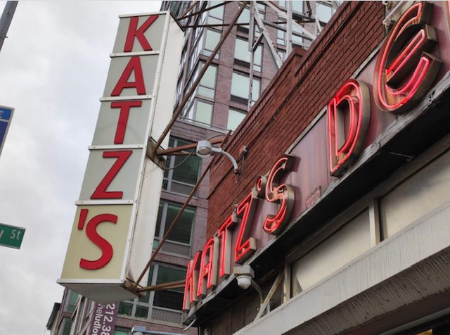 O Katz's serve desde 1888 o pastrami, uma carne de bovino defumada com origem na Roménia