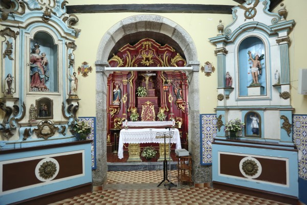 Retábulo-mor e retábulos laterais da igreja paroquial de Matamá © Hugo Marcelo/JdG