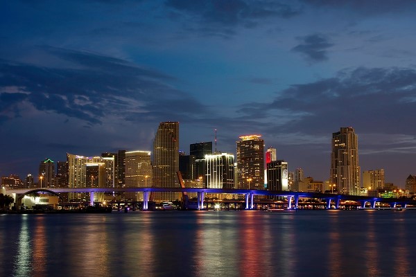 Os arranha-céus de Miami, à noite.