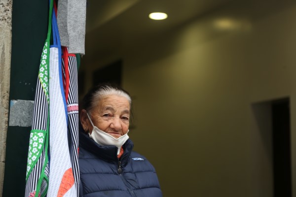 Aos 80 anos, Joaquina de Sousa vende os seus artigos às portas do Fundador © Carolina Pereira/JdG